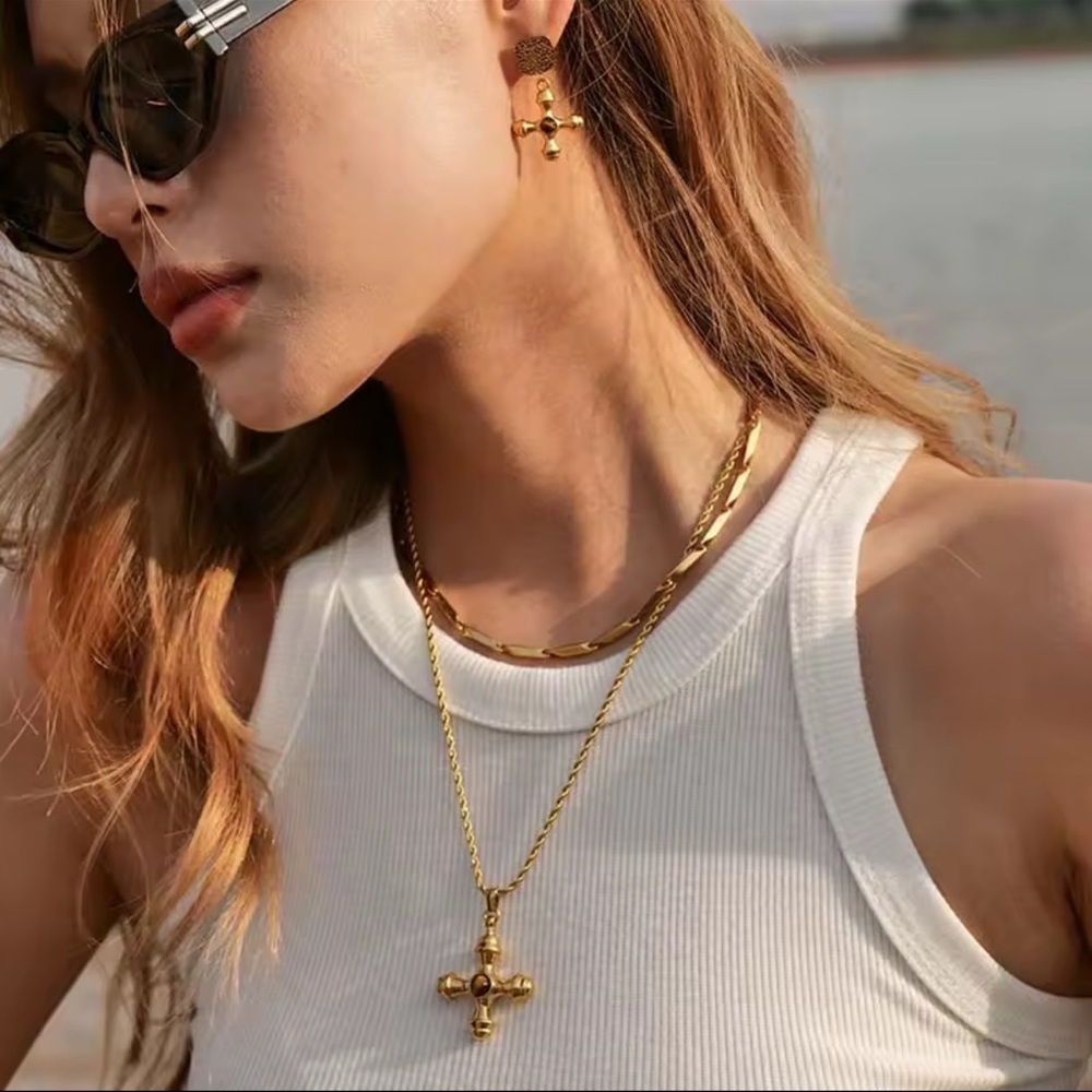 18K Gold Elegant Gold Cross Pendant Necklace - Picture 5 of 11